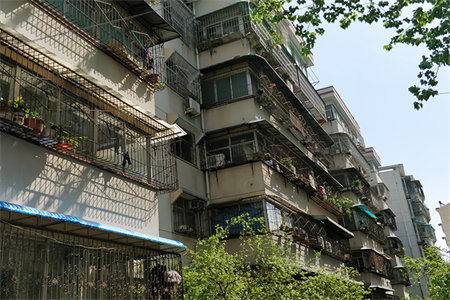 金汇街小区3室2厅1卫62万113m2简单装修有证能分期